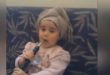 مؤسف….. مقطع فيديو لطفلة عربية تدخن الشيشة كالكبار بمساعدة والدتها